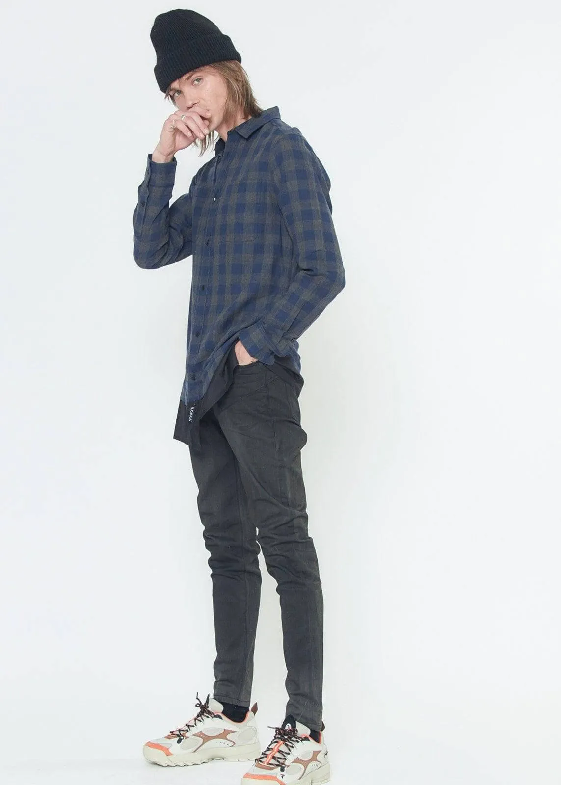 Konus Men's Longline Button up Shirt in Plaid in Navy