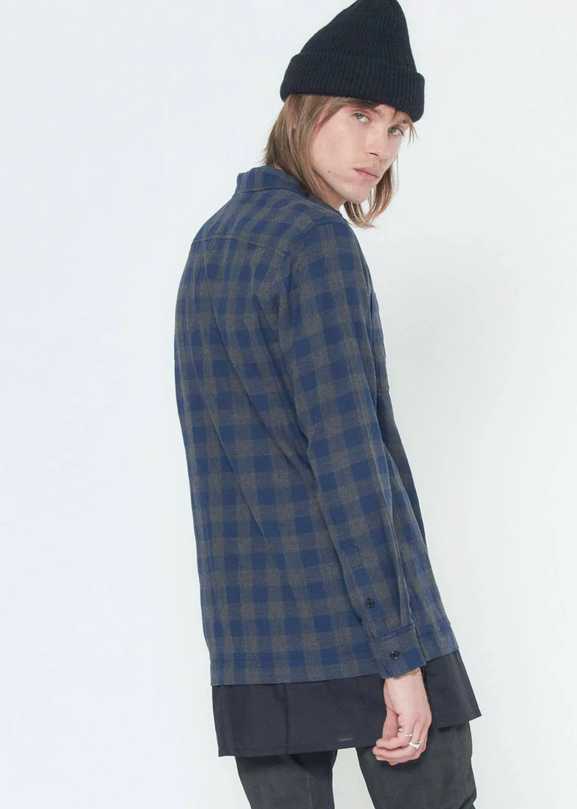 Konus Men's Longline Button up Shirt in Plaid in Navy
