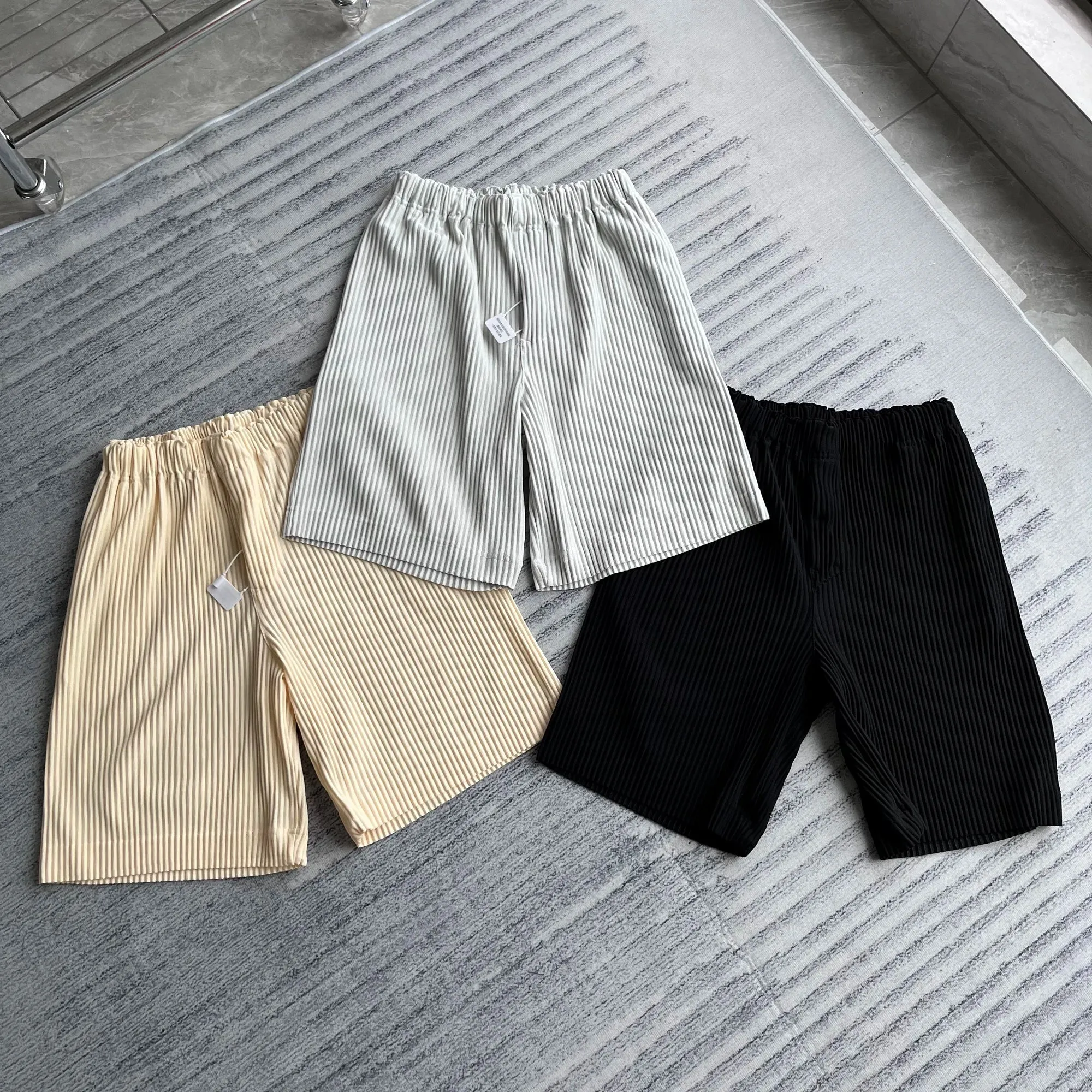 Miyake Plissee-Kurzshorts von Trendset