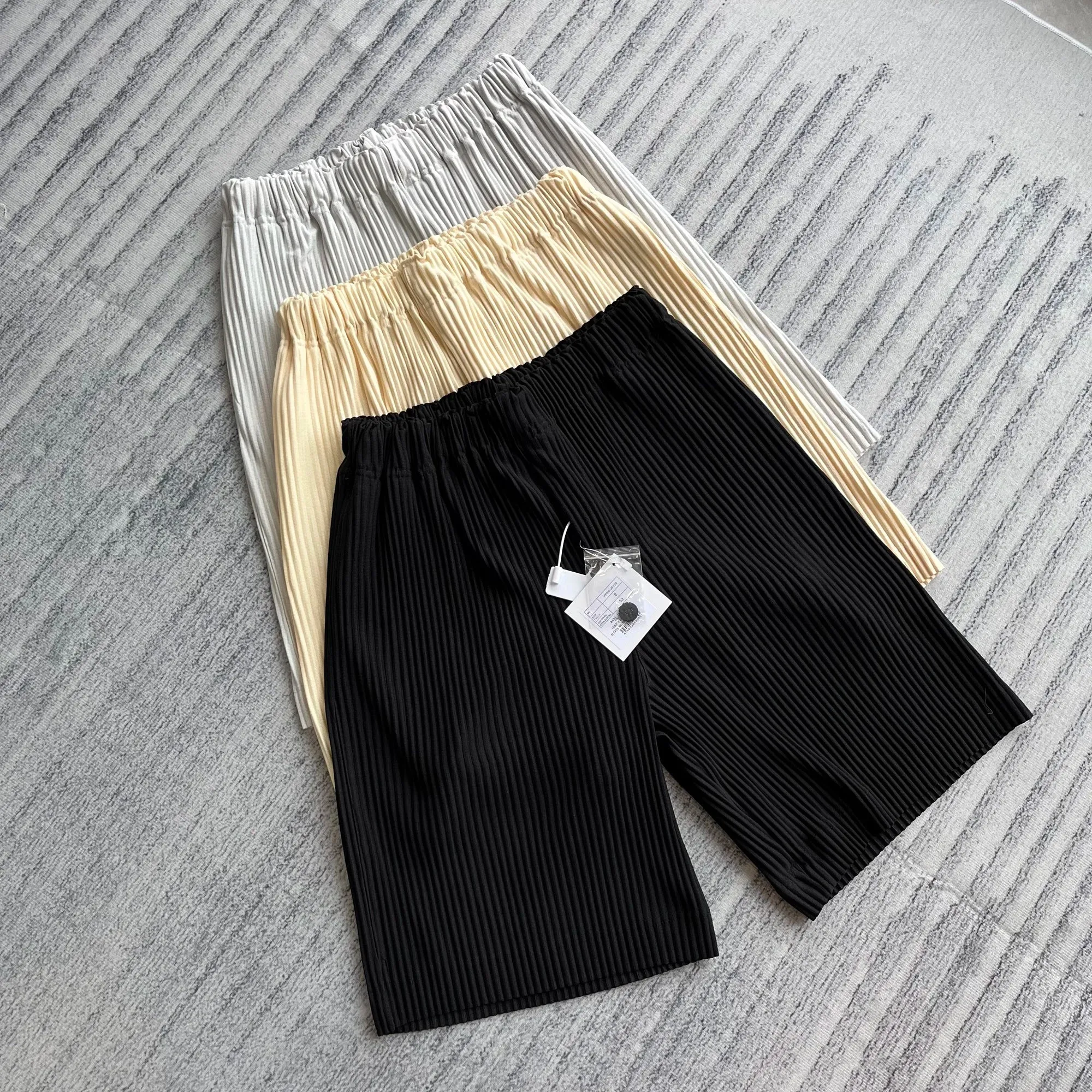 Miyake Plissee-Kurzshorts von Trendset